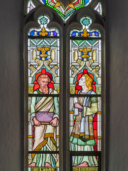 Spätgotisches Bleiglasfenster mit Fischblasenmaßwerk, Darstellung der Evangelisten Lukas und Johannes