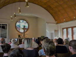 Gottesdienstraum mit Tonnengewölbe und Orgel