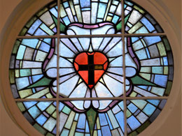 Lutherrose an der Ostseite des Kirchsaals von Fritz Körner (1948)