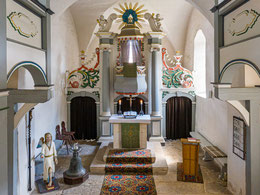 Chorraum mit Kanzelaltar, Taufengel und Glocke mit Taufschale