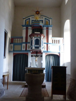 Kanzelaltar und Taufstein