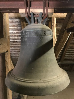 Mittelalterliche Glocke auf dem Dachboden