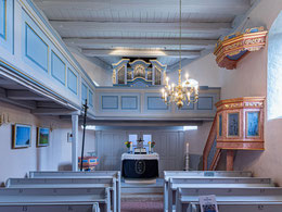 Blick nach Osten auf Kanzel, Altar, Orgelempore und freigelegte Decke mit  Schiffskehlen-Balken