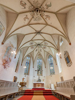 Chorraum mit Altar, Taufstein und Buntglasfenstern
