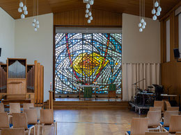 Kirchsaal mit Orgel, Altarraum und Band-Instrumentarium