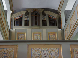 Blick zur Orgel mit erneuerter Ornamentik an den Emporen