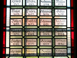 Sakristei-Fenster mit Namen der Geistlichen seit der Reformation