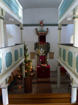 Kirchenraum mit Altar und Kanzel
