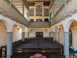 Das Langhaus der Kirche mit Blick zur Poppe-Orgel.