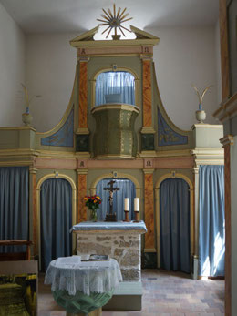 Blick zum Altar und zur Kanzel