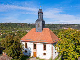Nach dem Brand wiedererrichtete Kirche mit neuer Uhr und Wetterfahne
