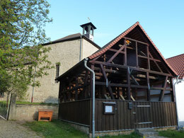 Der Glockenstuhl musste neben der Kirche errichtet werden