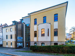 Blick von der August-Bebel-Straße auf das Gemeindehaus