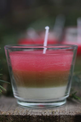 bunte Duftkerze im Glas