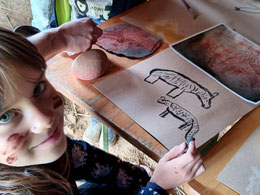 Geflochtene Armbänder mit Knochenperlen