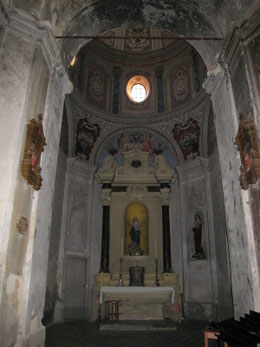 Chapelle de la Vierge du Rosaire avec une statue de l'Immaculée Conception      sous la coupole latérale