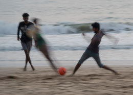 Elfriede Friedl - Fußball im Abendlicht - jugendliche Freude zwischen Meer und Himmel"