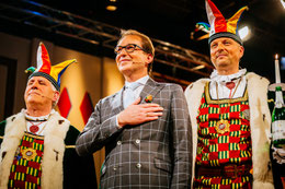 Alexander Dobrindt legt den Laufnarrenschwur ab