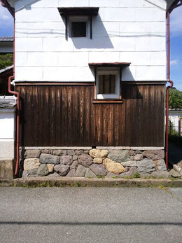 石積み・板塀・庇　チャーミングな構成です