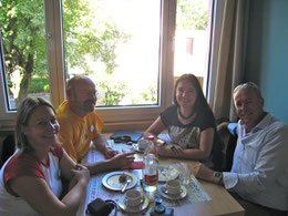 Friedhelm Krieger (Paz Peru), Romy Janson (Pfarreirat) und der CH-Botschafter in Lima mit seiner Frau am Fiesta del Corazon