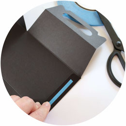 Bild: So einfach kannst Du eine DIY Kinder Aktivitäten und Spiele Box als Idee für die Hochzeit oder eine Party selber basteln. Inklusive Freebie Bastelvorlage für zum Ausdrucken als Geschenkanhänger; gefunden auf www.partystories.de