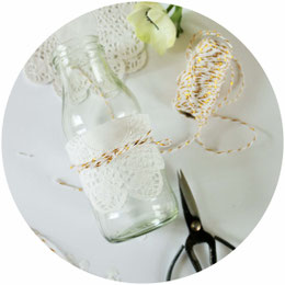 Bild: DIY Deko Ideen für die Party und die Hochzeit mit Tortenspitze - so einfach kannst Du Tischedeko, Vasen, Flaschen und Gläser mit Tortenspitze und Seidenbändern schön machen; gefunden auf www.partystories.de
