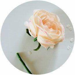 Bild: DIY Dekoration mit runden Holz-Stickrahmen und Blumen selber basteln: Mit dieser Schritt-für-Schritt Anleitung kannst Du schöne Deko für die Party oder Hochzeit im Vintage-Stil oder Boho-Stil selber machen; gefunden auf www.partystories.de
