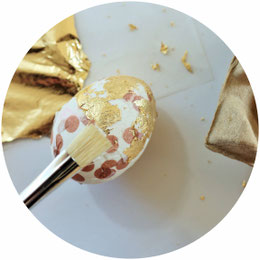 • Bild: DIY Dekoration für Ostern – Ostereier mit Servietten und Blattgold basteln, die Alternative zum Ostereier bemalen; Ideen und Anleitung gefunden auf www.partystories.de