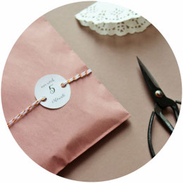 Bild: DIY Geschenk Idee für die Braut // So einfach kannst Du als Trauzeugin oder Brautjungfer einen Countdown Kalender für die Hochzeit als Geschenk an die Braut basteln; gefunden auf www.partystories.de