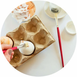 • Bild: DIY Dekoration für Ostern – Ostereier mit Servietten und Blattgold basteln, die Alternative zum Ostereier bemalen; Ideen und Anleitung gefunden auf www.partystories.de