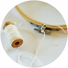 Bild: DIY Dekoration mit runden Holz-Stickrahmen und Blumen selber basteln: Mit dieser Schritt-für-Schritt Anleitung kannst Du schöne Deko für die Party oder Hochzeit im Vintage-Stil oder Boho-Stil selber machen; gefunden auf www.partystories.de