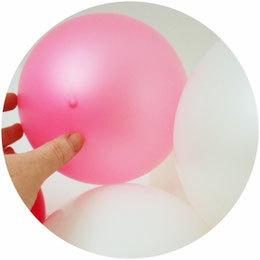 Bild: DIY Luftballon Girlande // So einfach kannst Du angesagte Deko mit Luftballons für deine Party, die Hochzeit, den Geburtstag, den JGA, die Bridalshower, die Babyparty und für jeden anderen Anlass selber machen! gefunden auf www.partystories.de