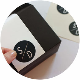 Bild: So einfach kannst Du eine DIY Kinder Aktivitäten und Spiele Box als Idee für die Hochzeit oder eine Party selber basteln. Inklusive Freebie Bastelvorlage für zum Ausdrucken als Geschenkanhänger; gefunden auf www.partystories.de
