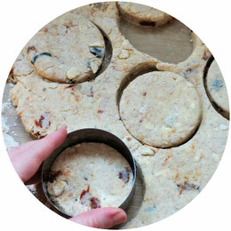Bild: Einfaches rezept für herzhafte Scones - leckere herzhafte Scones für einen Brunch oder die Tea Party mit getrockneten Tomaten, Oliven und Schafskäse ganz einfach selber backen; gefunden auf www.partystories.de