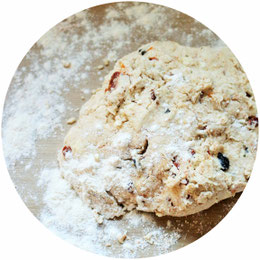 Bild: Einfaches rezept für herzhafte Scones - leckere herzhafte Scones für einen Brunch oder die Tea Party mit getrockneten Tomaten, Oliven und Schafskäse ganz einfach selber backen; gefunden auf www.partystories.de