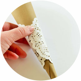 Bild: Geschenkverpackung als Ostertüte einfach selber machen - Mit dieser Anleitung schöne Verpackungen aus Papier und Tortenspitze für Ostern basteln; gefunden auf www.partystories.de