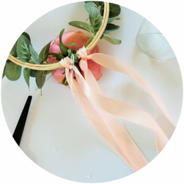 Bild: DIY Dekoration mit runden Holz-Stickrahmen und Blumen selber basteln: Mit dieser Schritt-für-Schritt Anleitung kannst Du schöne Deko für die Party oder Hochzeit im Vintage-Stil oder Boho-Stil selber machen; gefunden auf www.partystories.de