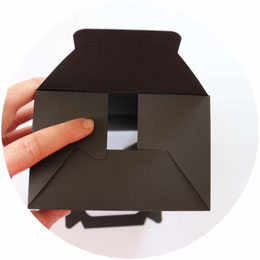 Bild: So einfach kannst Du eine DIY Kinder Aktivitäten und Spiele Box als Idee für die Hochzeit oder eine Party selber basteln. Inklusive Freebie Bastelvorlage für zum Ausdrucken als Geschenkanhänger; gefunden auf www.partystories.de