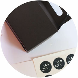Bild: So einfach kannst Du eine DIY Kinder Aktivitäten und Spiele Box als Idee für die Hochzeit oder eine Party selber basteln. Inklusive Freebie Bastelvorlage für zum Ausdrucken als Geschenkanhänger; gefunden auf www.partystories.de