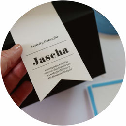 Bild: So einfach kannst Du eine DIY Kinder Aktivitäten und Spiele Box als Idee für die Hochzeit oder eine Party selber basteln. Inklusive Freebie Bastelvorlage für zum Ausdrucken als Geschenkanhänger; gefunden auf www.partystories.de