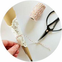 Bild: Geschenkverpackung als Ostertüte einfach selber machen - Mit dieser Anleitung schöne Verpackungen aus Papier und Tortenspitze für Ostern basteln; gefunden auf www.partystories.de