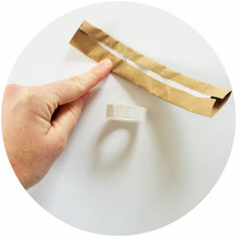 Bild: DIY Eierbecher Upcycling Idee - mit Klopapier Rolle oder Küchenpapier Rolle und Washitape ganz einfach Eierbecher als Tischdeko, für Ostern oder den Brunch selber basteln; gefunden auf www.partystories.de