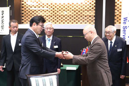 L. Mr. Kawada gave a hammer to L. Kawakami next term president