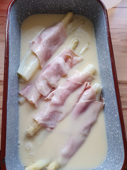 Spargel in Auflaufform für gratinierten Spargel vorbereitet
