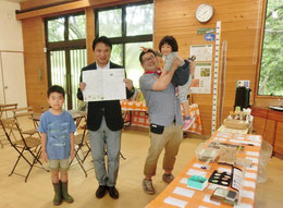 ●西岡市長とスタッフの山田ファミリーです。市長はスタンプラリーの台紙を掲げられています。