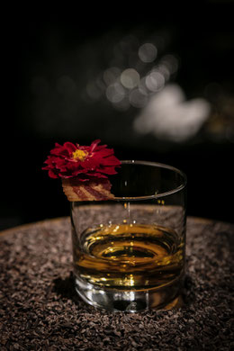 Old Fashioned Milk Punch "Bacylon Berlin"⁣ In Anlehnung an Babylon Berlin ist dieser Drink als Abwandlung des Old Fashioned entstanden. Der Cocktail ist mit einer Blüte und einer crispy Scheibe Bacon dekoriert.