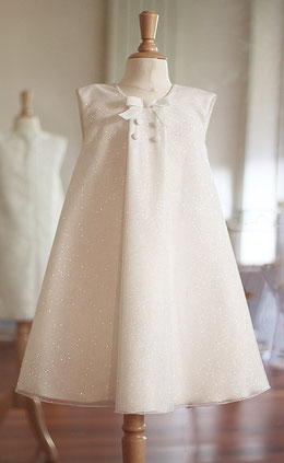 Robe trapèze cérémonie fille en tulle pailleté ivoire doublée de Shantung. Atelier à Neuilly-sur-Seine. Envois dans toute la France.