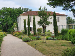 Lassenat, maison d'hôtes éco-responsable, est située au cœur du Gers et de l'Armagnac, en Occitanie, près de Vic-Fezensac, Eauze, Condom, à 1h30 de Toulouse, 2h00 de Bordeaux. Trois chambres d'Hôtes et table d'Hôtes, grand confort, tourisme durable.