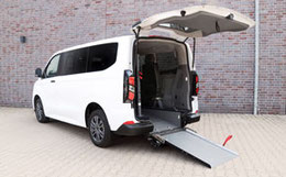 Ford Custom mit Heckausschnitt und ausgeklappter Auffahrrampe.
