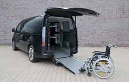 Ein Heckausschnitt in einem schwarzen Hyundai STARIA mit ausgeklappter Rampe und FutureSafe Kopf- und Rückenstütze.